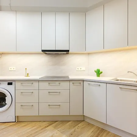 Brand-new 4br For 8 - Quiet & Easy 1st Floor *