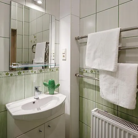 Brand-new 4br For 8 - Quiet & Easy 1st Floor *